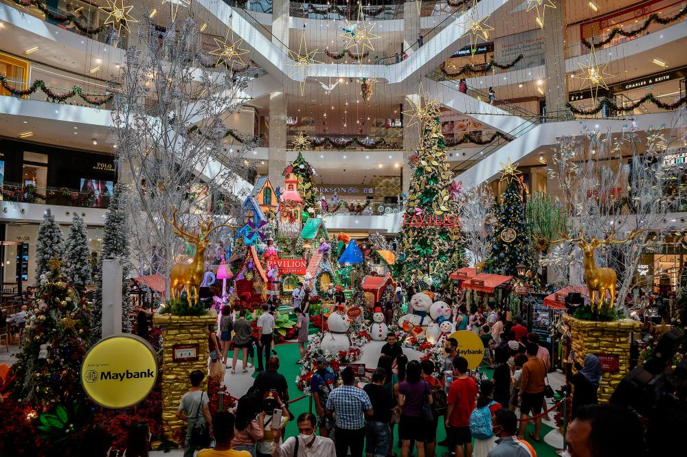 Kuching malls crowded with last-minute Christmas shoppers Kuching malls crowded with last-minute Christmas shoppers