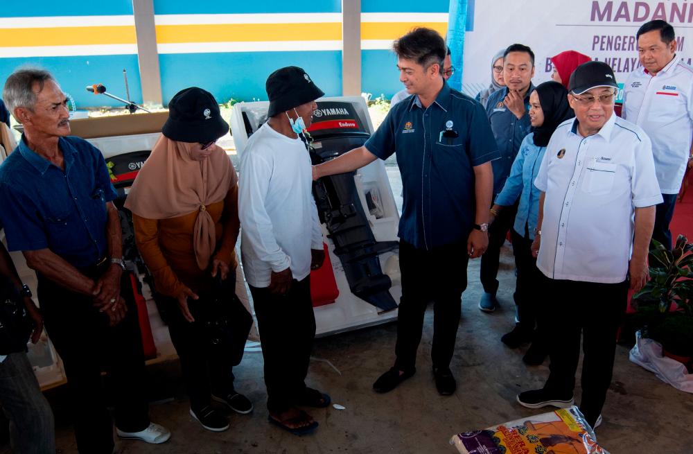 LKIM channels fisheries aid to 98 fishermen in Labuan