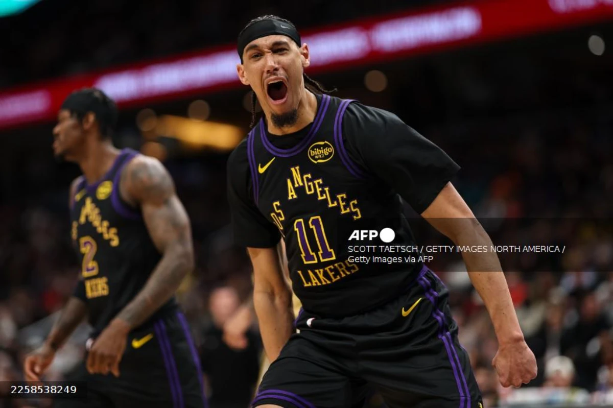 Lakers__Hayes_banned_one_game_for_shoving_mascot