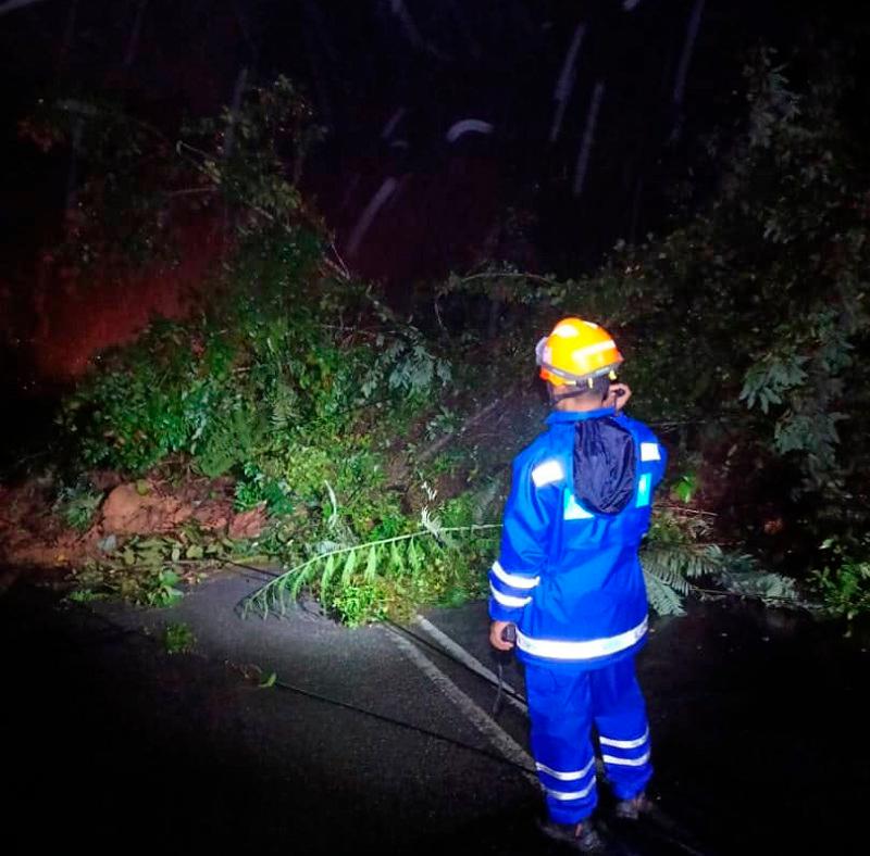 Landslide at Kampung Raja blocks access road to Cameron Highlands Landslide at Kampung Raja blocks access road to Cameron Highlands