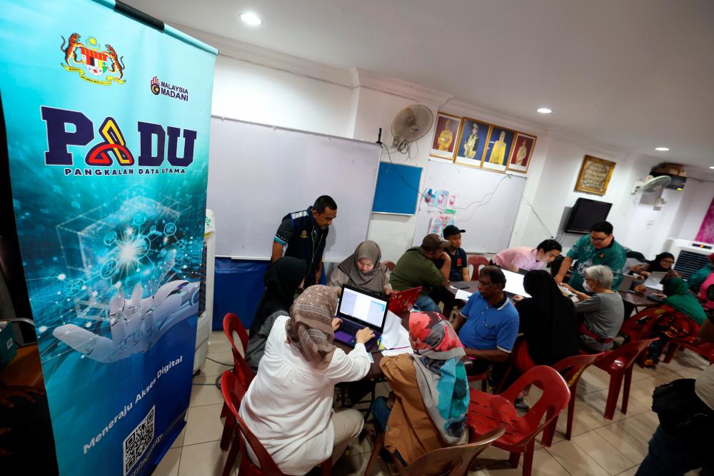 Lelaki, bapa mertua maut kereta terjunam ke laut