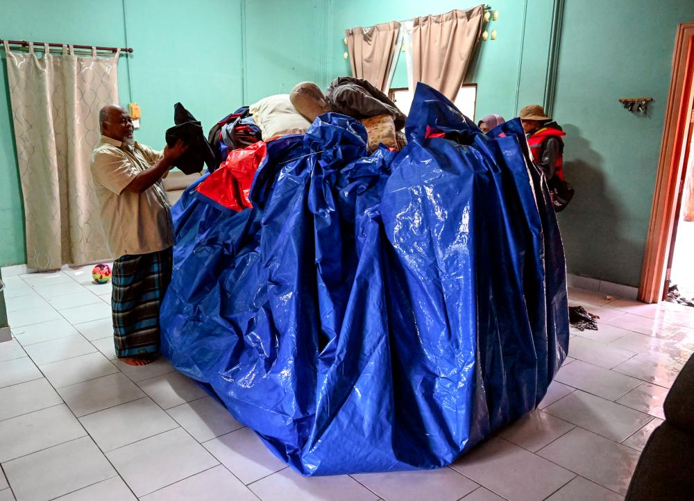 Lelaki ‘bungkus’ perabot elak dirosakkan banjir