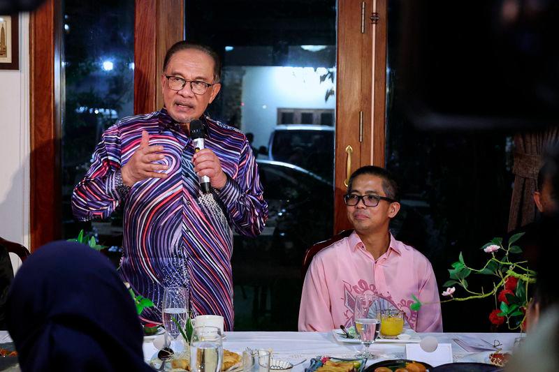 Lelaki warga emas didakwa menipu, curi