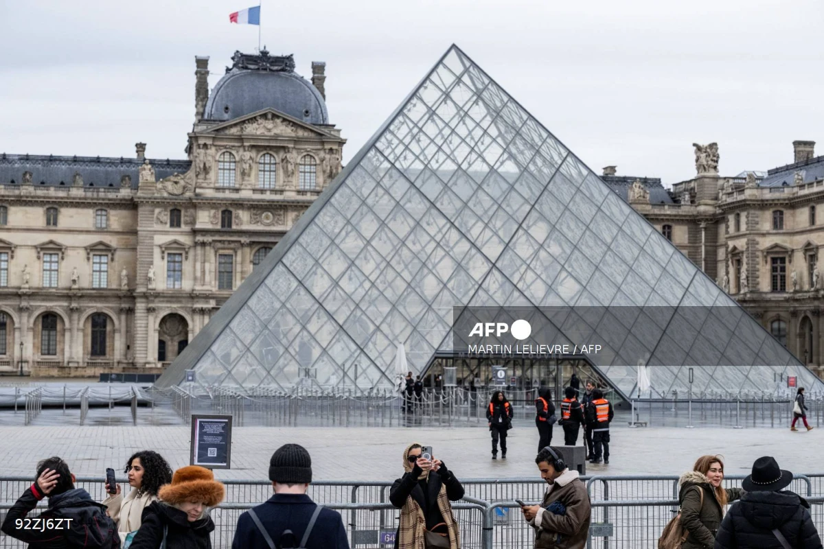 Louvre faces water leak and ticket fraud scandal