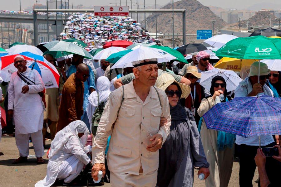 Loved ones search for missing as hajj death toll passes 900 Loved ones search for missing as hajj death toll passes 900