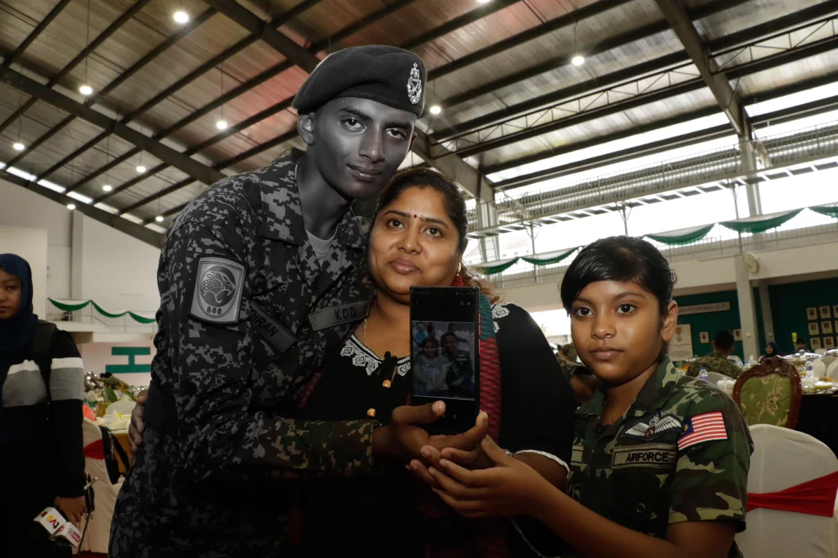 M_sian_defence_minister_honours_family_s_double_sacrifice