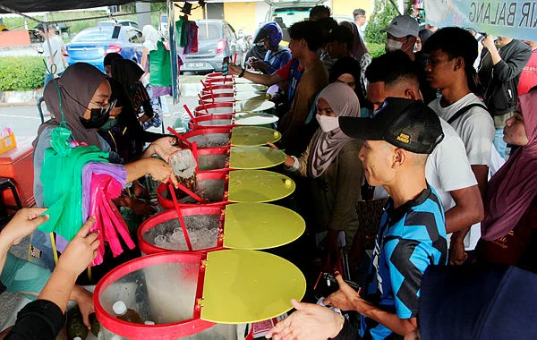 M_sian_supports_big_drink_brands_in_Ramadan_bazaars__calls_out_local_vendors_for_overcharging M'sian supports big drink brands in Ramadan bazaars, calls out local vendors for overcharging
