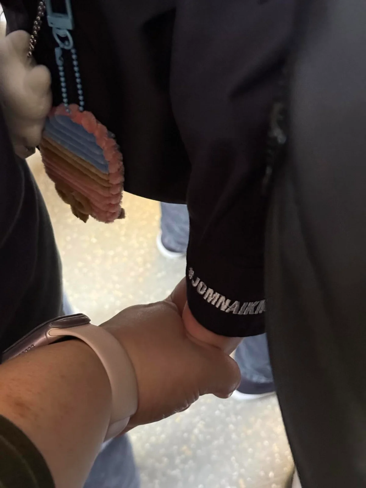 M_sian_woman_thanks_stranger_for_holding_her_hand_on_LRT M'sian woman thanks stranger for holding her hand on LRT