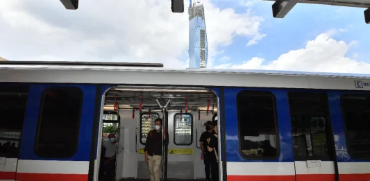 M'sians frustrated after Kelana Jaya LRT line disrupted on first day of Ramadan