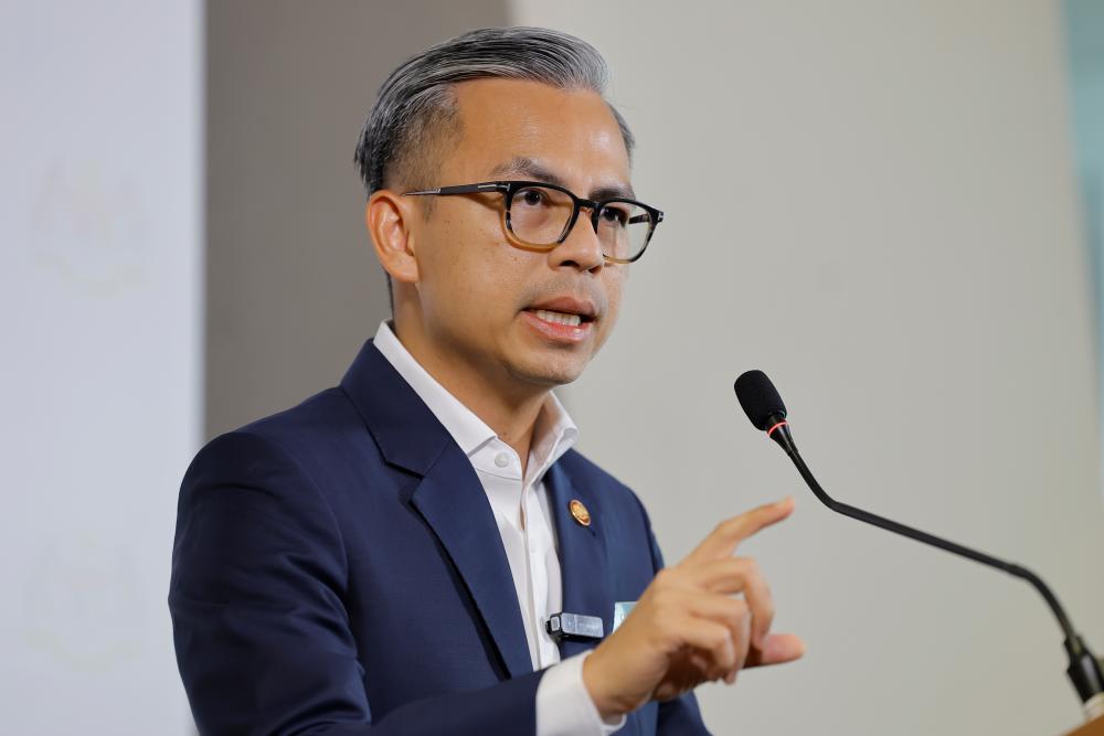Mahkamah benar permohonan Fahmi Fadzil pindah kes saman ke Mahkamah Tinggi lain