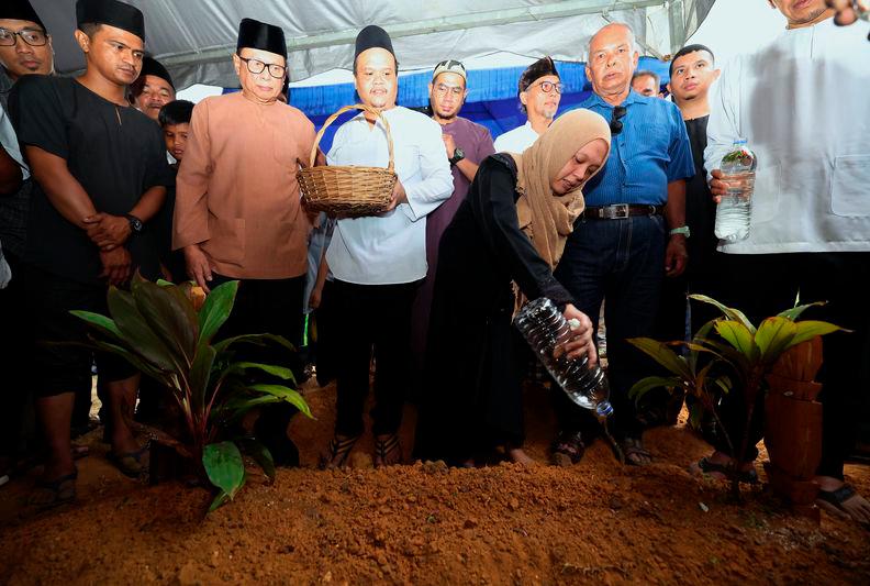 Mahkota assemblywoman Sharifah Azizah laid to rest Mahkota assemblywoman Sharifah Azizah laid to rest