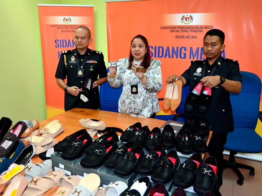 Malacca KPDN monitoring sale of counterfeit goods in tourist spots Malacca KPDN monitoring sale of counterfeit goods in tourist spots