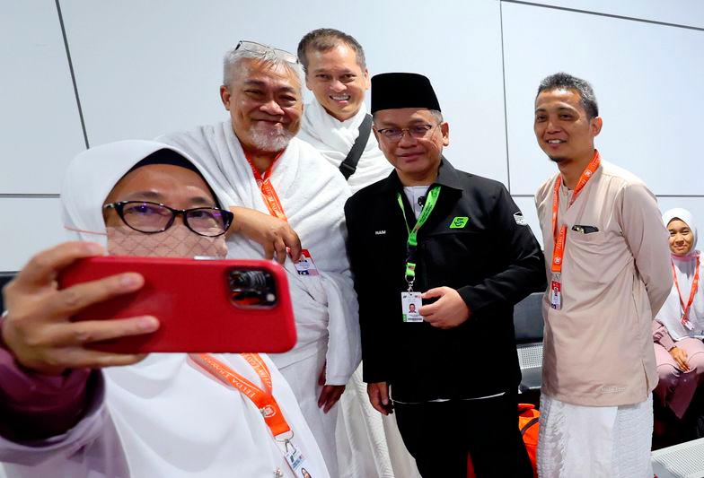 Malaysian Haj pilgrims return to warm reception at KLIA Malaysian Haj pilgrims return to warm reception at KLIA