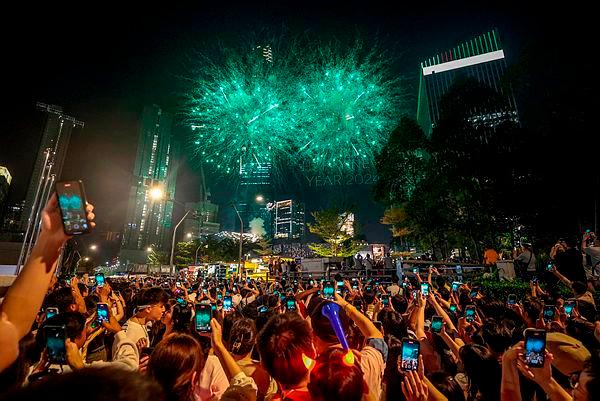 Malaysians usher in New Year 2024 with religious activities, family outings Malaysians usher in New Year 2024 with religious activities, family outings