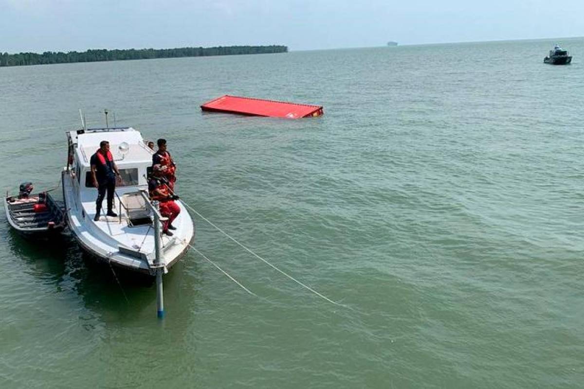Man goes missing after lorry plunges into sea at Westport wharf Man goes missing after lorry plunges into sea at Westport wharf