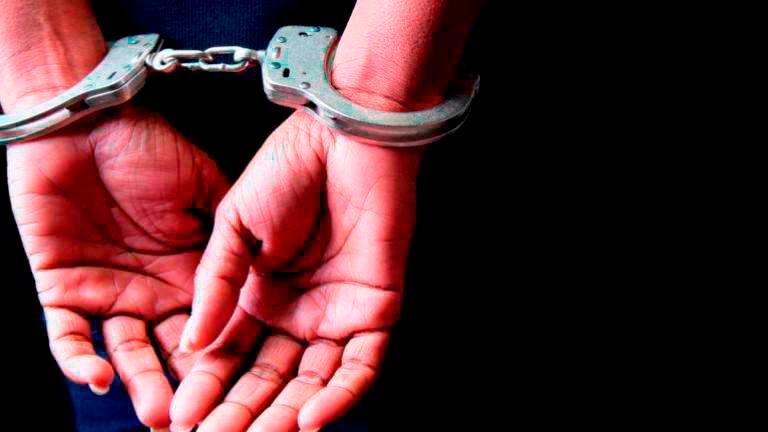 Man in remand for allegedly stabbing mother with scissors