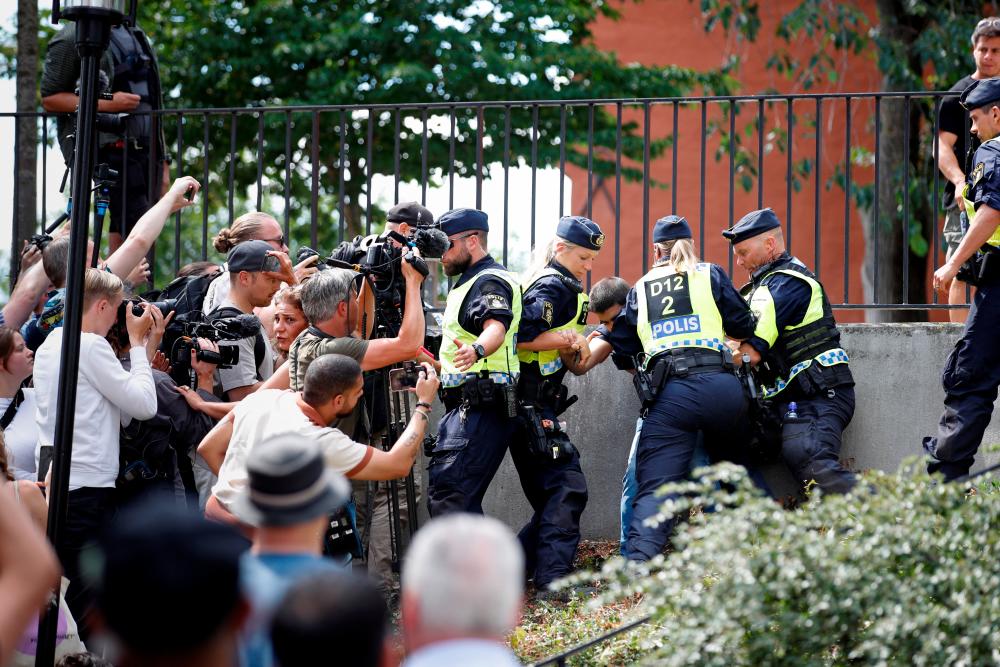 Man sets fire to Koran pages outside Stockholm mosque Man sets fire to Koran pages outside Stockholm mosque
