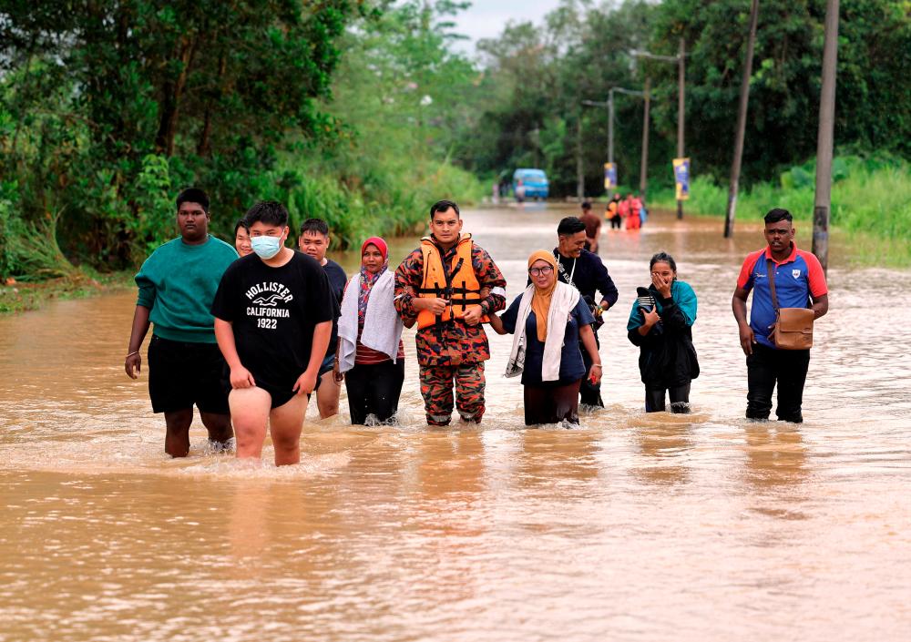 Mangsa banjir guna ‘TikTok live’ kongsi situasi di Segamat