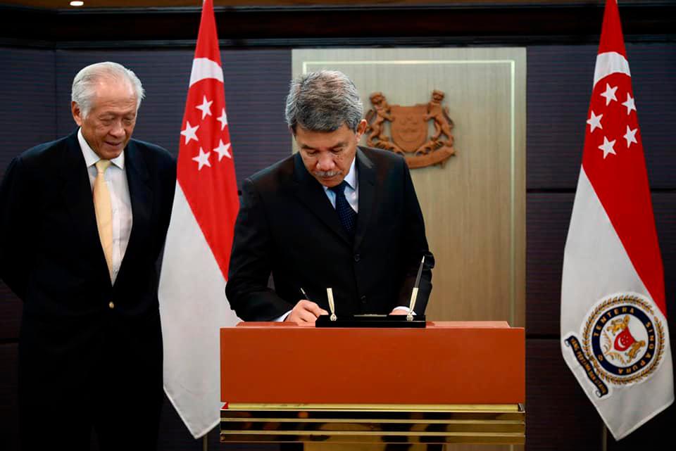 Mohamad in Singapore to strengthen defence cooperation