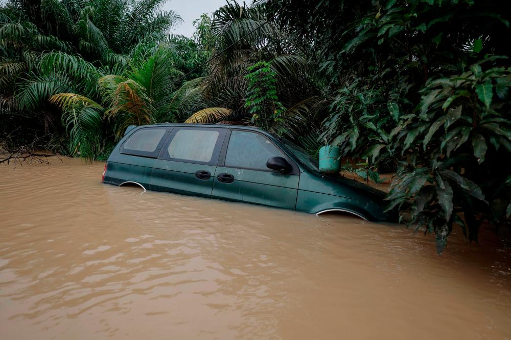Mother traumatised after witnessing son struggle in floodwaters in Segamat Mother traumatised after witnessing son struggle in floodwaters in Segamat