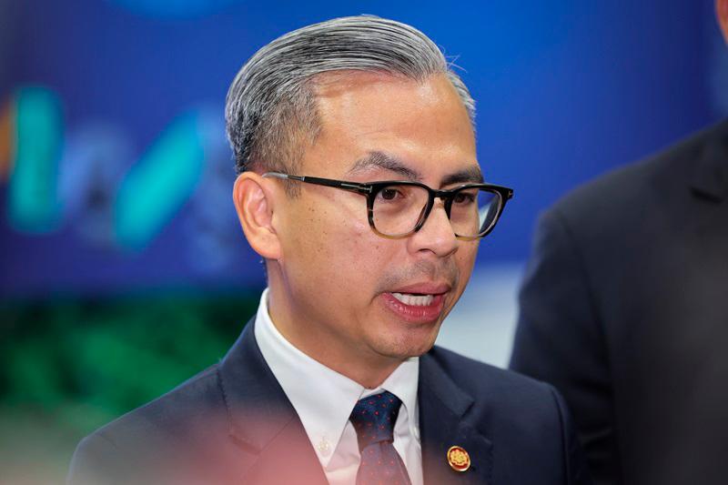Motorcyclist tries to kick car, ends up losing his slipper on road