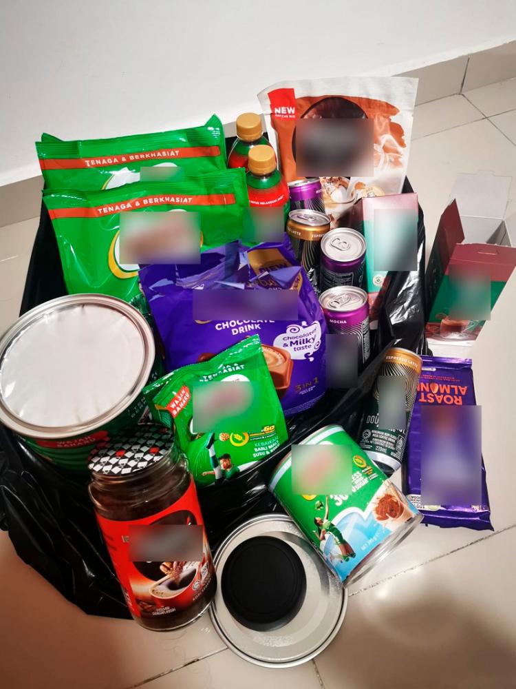 M’sian lands free groceries after neighbour tosses it out to boycott Israeli-supporting brands M’sian lands free groceries after neighbour tosses it out to boycott Israeli-supporting brands