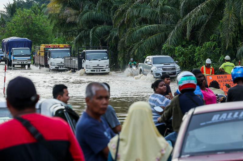 M’sian earning RM2.4k ask if he should take RM120k loan to purchase house and car, gets slammed online M’sian earning RM2.4k ask if he should take RM120k loan to purchase house and car, gets slammed online