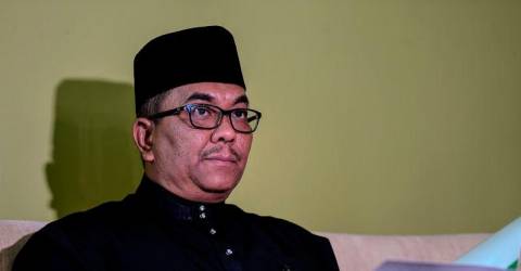 Muhammad Sanusi mohon ampun kepada Sultan Selangor Muhammad Sanusi mohon ampun kepada Sultan Selangor