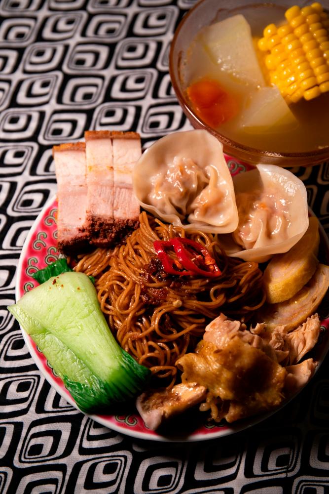 Myanmar couple earns five-figure income by selling wantan mee, sparks mixed reaction online
