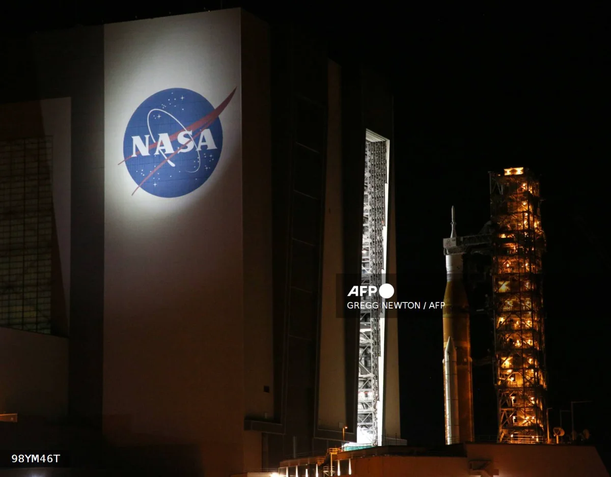 NASA_rolls_Moon_rocket_off_launchpad_for_repairs