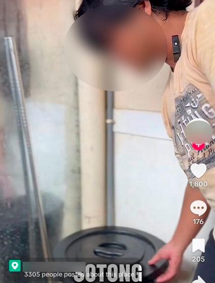Nasi lemak seller lambasted for questionable food handling practices, MOH to investigate  
