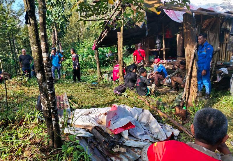 Nenek, cucu dikhuatiri sesat di Bukit Buluh Telur sejak semalam ditemukan selamat Nenek, cucu dikhuatiri sesat di Bukit Buluh Telur sejak semalam ditemukan selamat