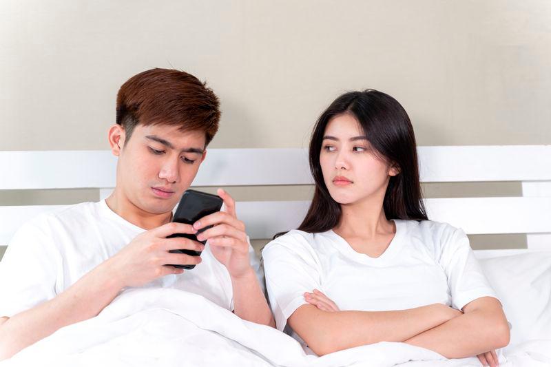 Netizens chide woman who called her husband “weak” for wanting to quit job in Singapore