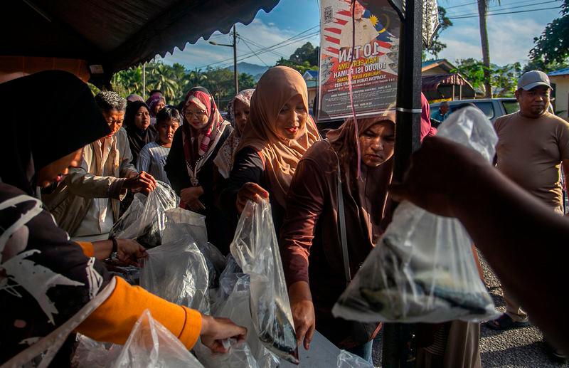 New Year’s treat: 10 tonnes of free fresh fish distributed to Bukit Gantang residents