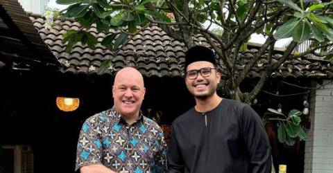New Zealand PM Luxon meets Khairul Aming, savours the flavours of roti jala, teh tarik