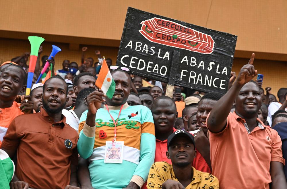 Nigeriens demonstrate near military base, call for departure of French troops Nigeriens demonstrate near military base, call for departure of French troops