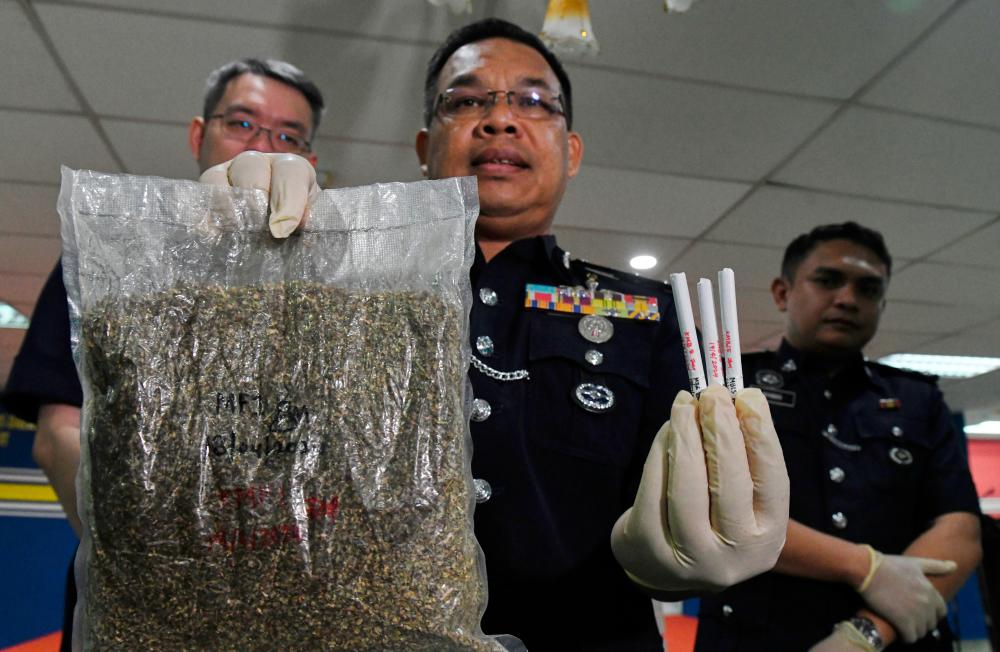 Nombor plat ‘GOLD 1’ milik Yang di-Pertuan Agong Nombor plat ‘GOLD 1’ milik Yang di-Pertuan Agong