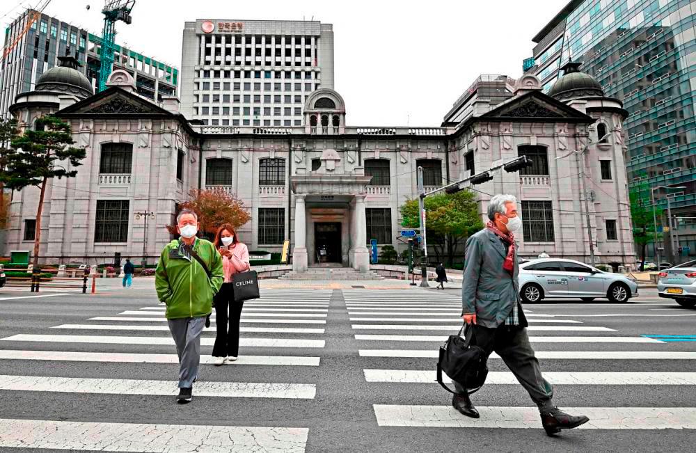 Number of working Koreans aged 60 and above more than doubles in 10 years