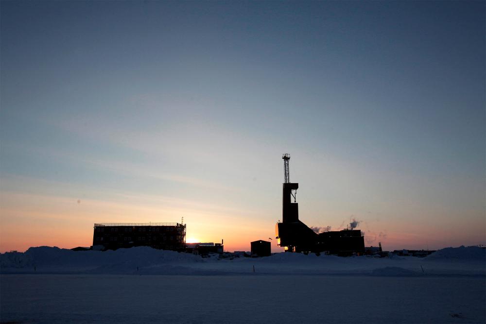 Oil prices fall 2% in choppy trade as banking fears rattle markets