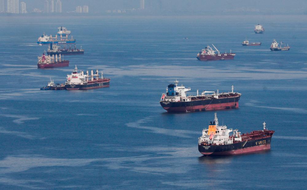 Oil settles up on Red Sea tensions, gains capped by US stock builds