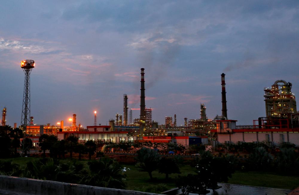 Oil settles up slightly as signs of rising supplies limit gains