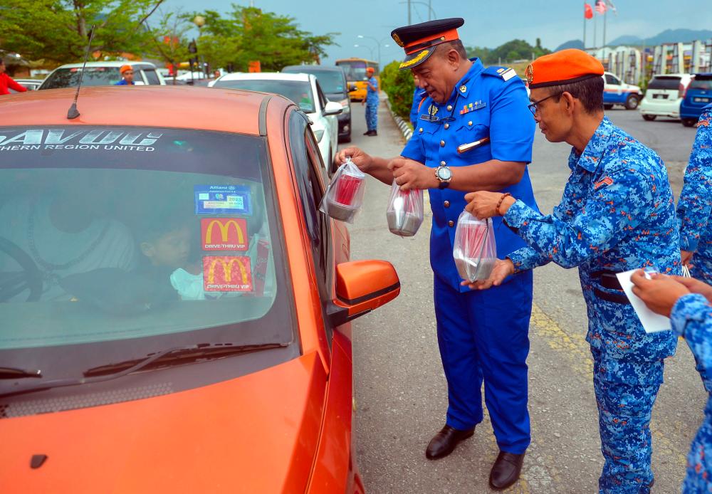 Op Prihatin: Kelantan APM monitoring 29 routes in conjunction with Aidilfitri Op Prihatin: Kelantan APM monitoring 29 routes in conjunction with Aidilfitri