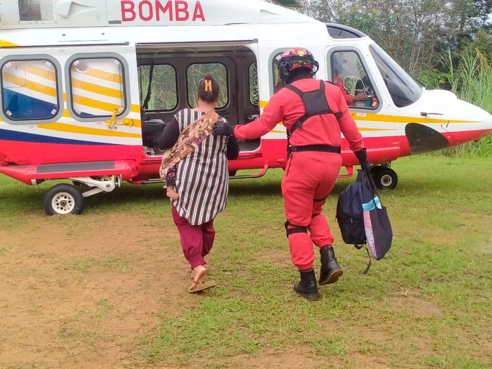 Operasi Medevac: Bomba terbangkan bayi Orang Asli ke hospital Operasi Medevac: Bomba terbangkan bayi Orang Asli ke hospital