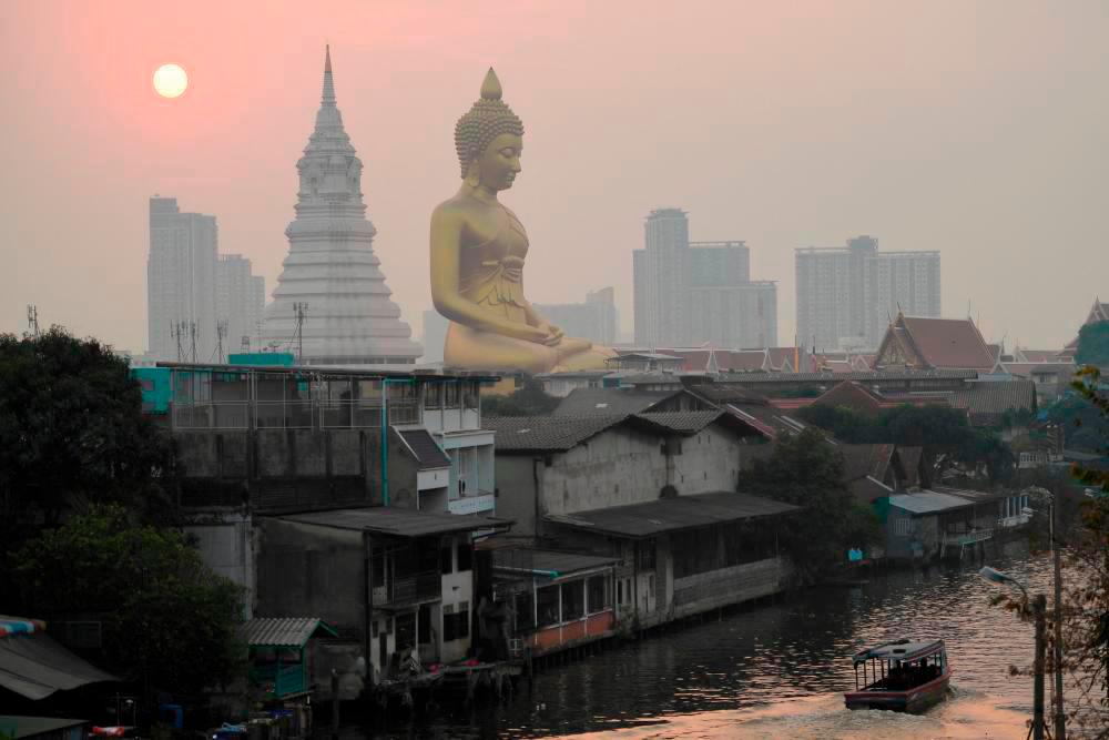 Over 200 thais stranded in Myanmar amid intensifying clashes Over 200 thais stranded in Myanmar amid intensifying clashes