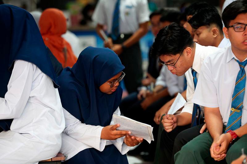 Over 400,000 candidates sit for SPM today Over 400,000 candidates sit for SPM today