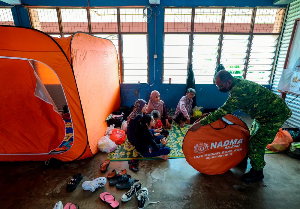 Overall flood evacuees drop to 25,763 in five states as of 8pm on Dec 27- NADMA Overall flood evacuees drop to 25,763 in five states as of 8pm on Dec 27- NADMA