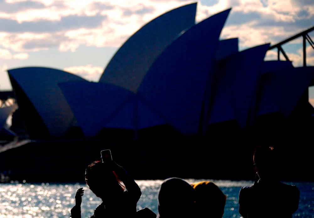 Overseas migration to Australia hits record high Overseas migration to Australia hits record high