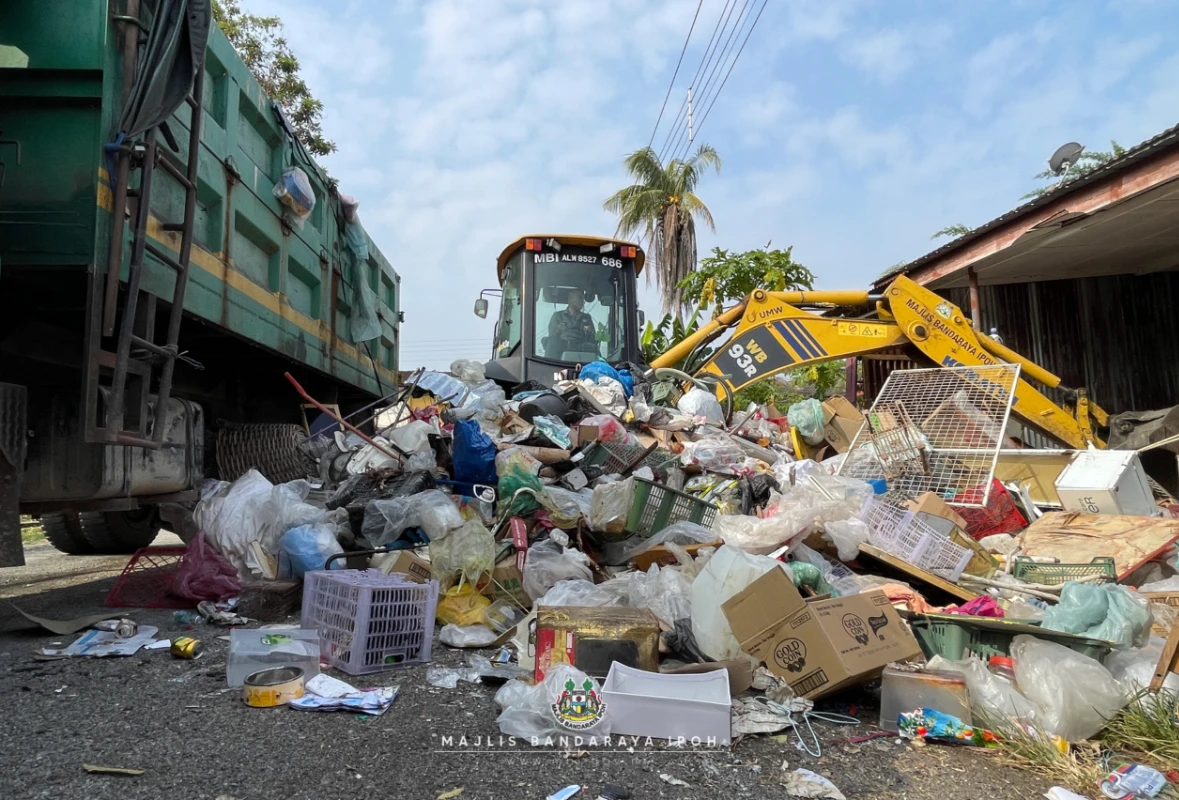 Ipoh council clears hoarder's house for sixth time Ipoh council clears hoarder's house for sixth time