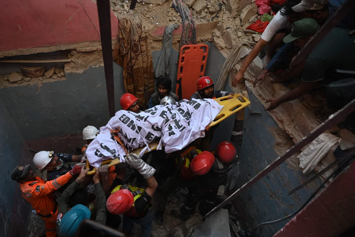 Karachi building collapse kills 16 after explosion Karachi building collapse kills 16 after explosion