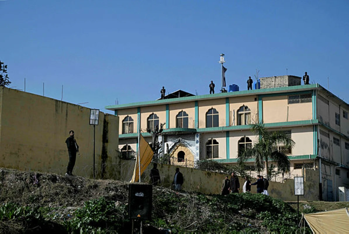PAKISTAN-BLAST-MOSQUE-051746_t6986bcf0_m600_x8066f019 Terror at Friday prayers: witnesses describe blast rocking Islamabad mosque